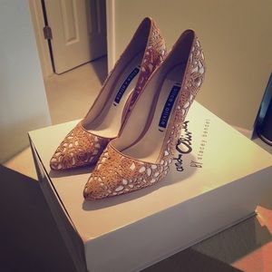 Beautiful never worn Alice and Olivia Heels